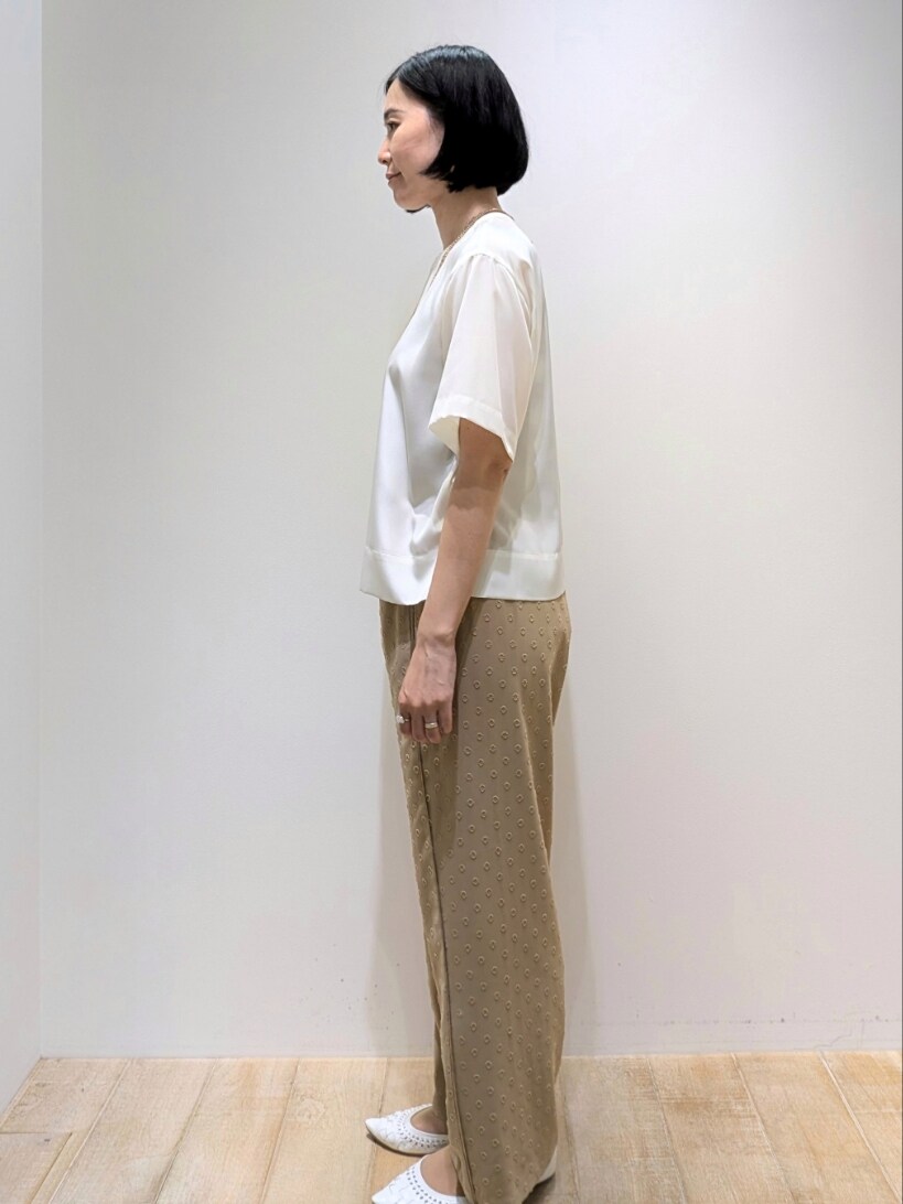 ベージュ系のその他パンツ、ホワイト系のTシャツ/カットソーを着用したレディースの秋コーディネートの2枚目の写真