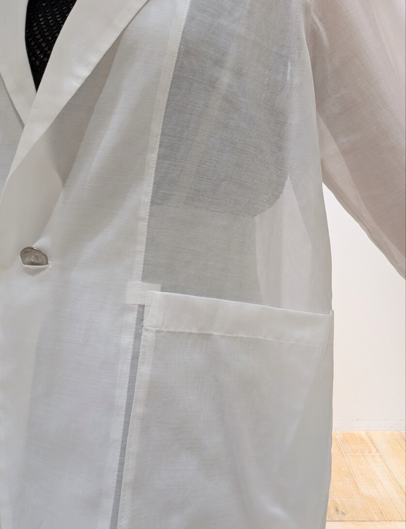 ホワイト系のテーラードジャケット、グレー系のその他パンツ、ブラック系のニット/セーターを着用したレディースの夏コーディネートの3枚目の写真