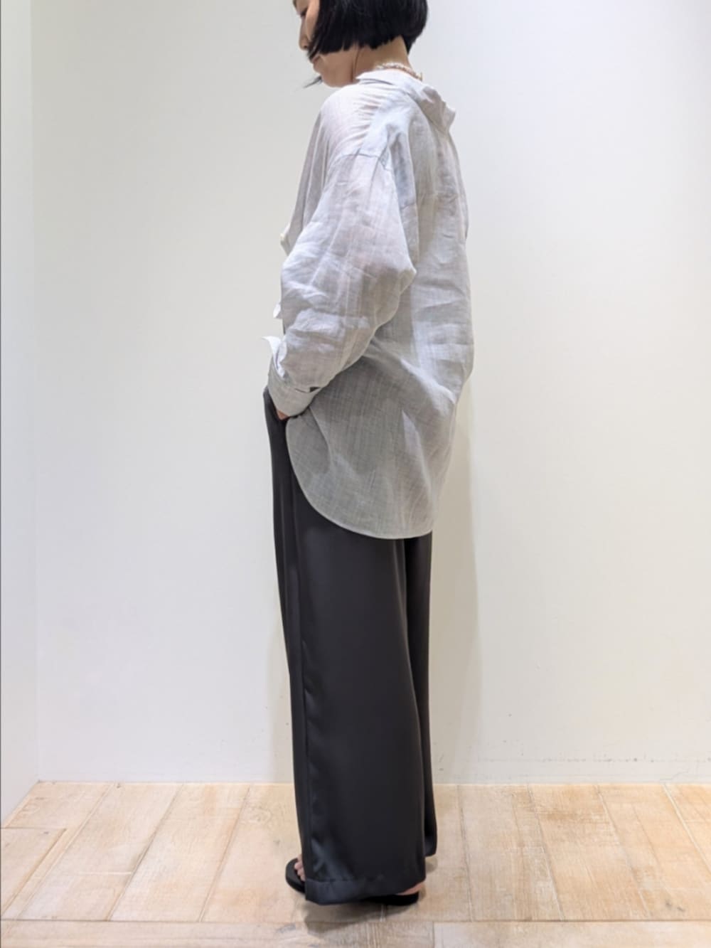 パープル系のシャツ/ブラウス、グレー系のその他パンツ、ホワイト系のタンクトップを着用したレディースの春コーディネートの4枚目の写真