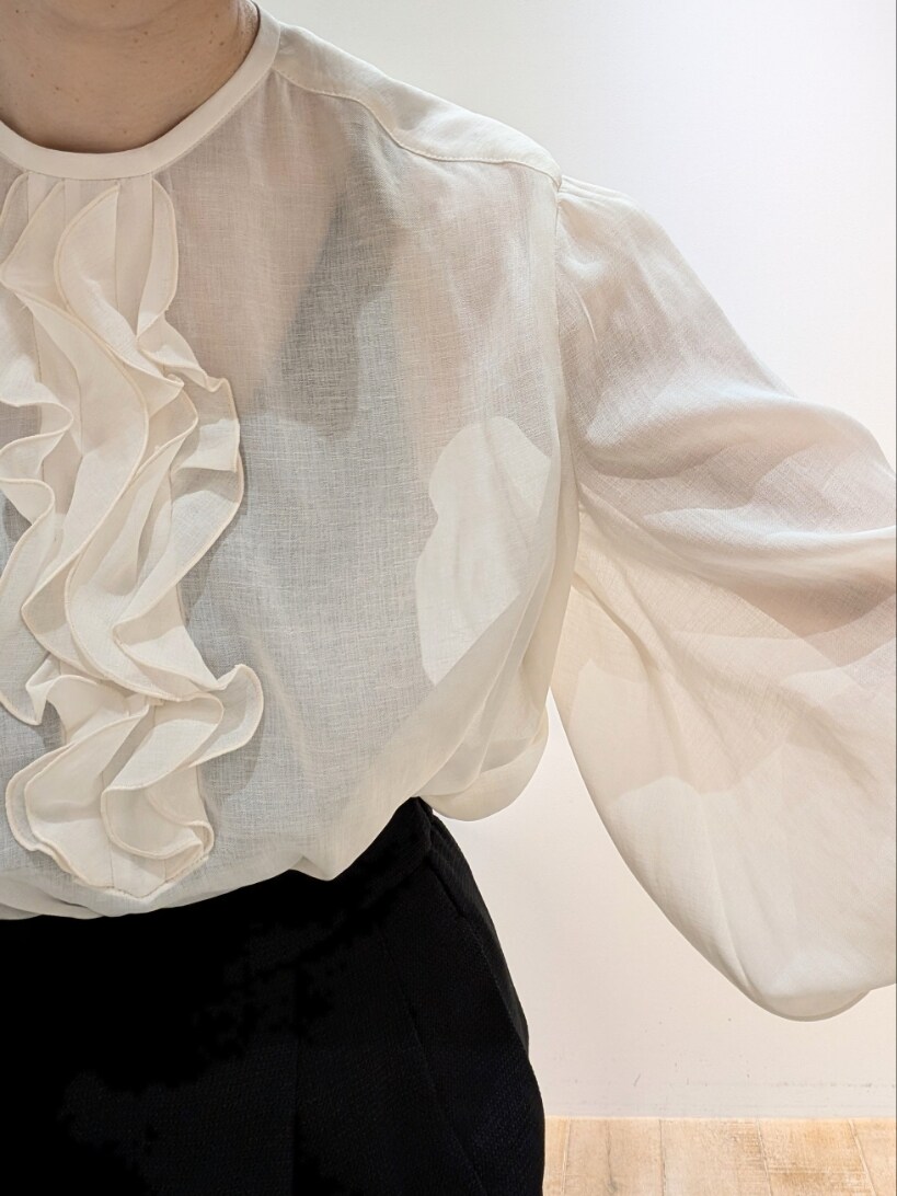 ホワイト系のシャツ/ブラウス、ブラック系のその他パンツを着用したレディースの秋コーディネートの5枚目の写真