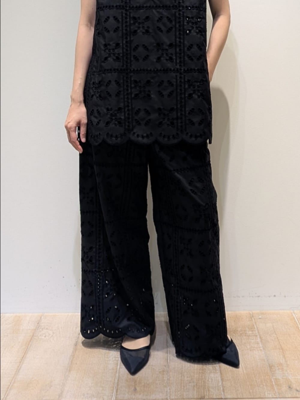 ブラック系のシャツ/ブラウス、ブラック系のその他パンツ、ホワイト系のネックレスを着用したレディースの夏コーディネートの3枚目の写真