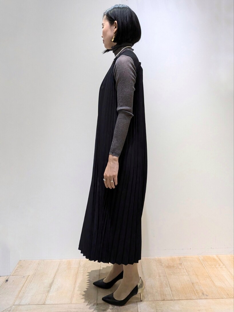 グレー系のニット/セーター、ブラック系のワンピースを着用したレディースの秋コーディネートの2枚目の写真