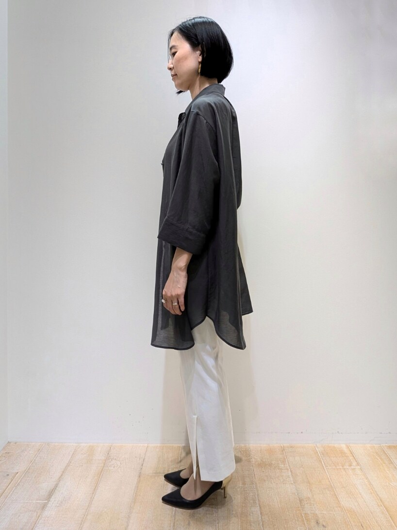 グレー系のシャツ/ブラウス、ホワイト系のその他パンツ、ベージュ系のタンクトップを着用したレディースの夏コーディネートの2枚目の写真