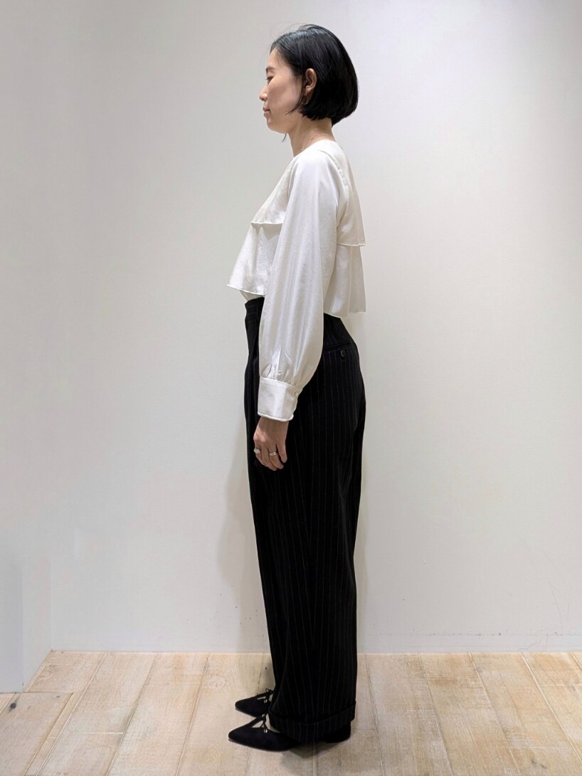 ホワイト系のシャツ/ブラウス、その他のその他パンツを着用したレディースの冬コーディネートの2枚目の写真
