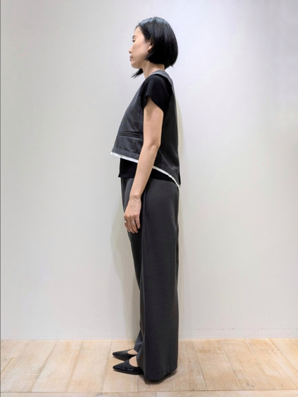 ブラック系のTシャツ/カットソー、グレー系のタンクトップ、グレー系のその他パンツを着用したレディースの夏コーディネートの4枚目の写真