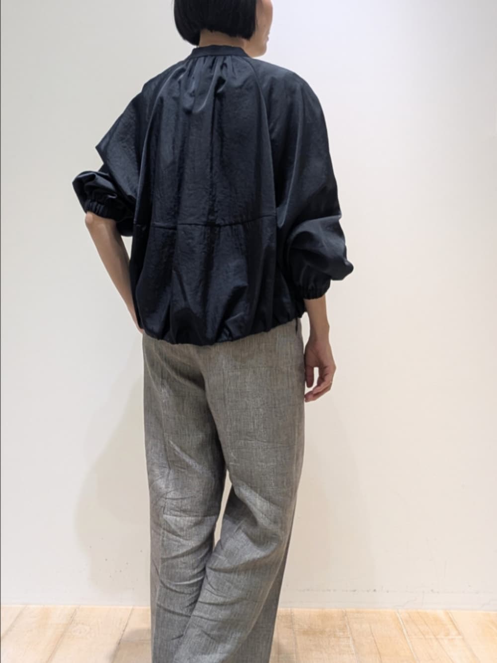 ブルー系のブルゾン、ホワイト系のタンクトップ、ベージュ系のその他パンツを着用したレディースの春コーディネートの5枚目の写真