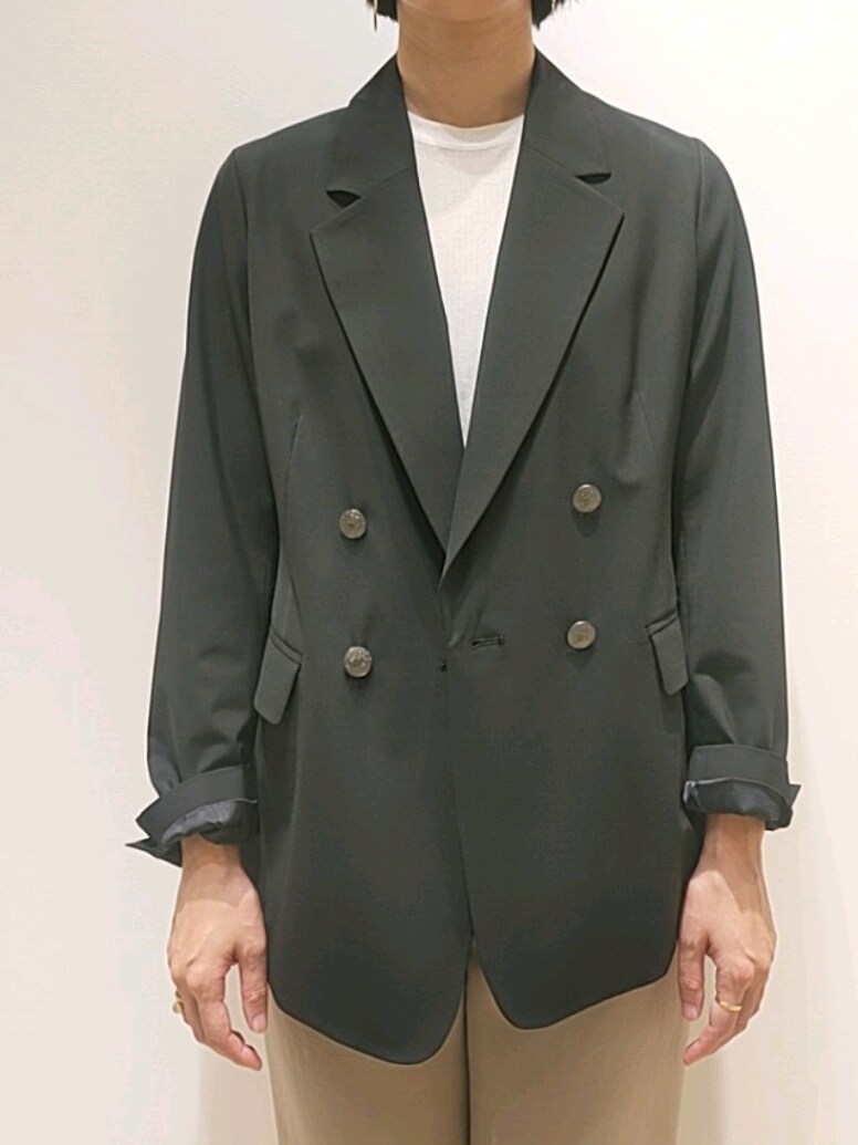 ブラック系のテーラードジャケット、ベージュ系のその他パンツ、ホワイト系のTシャツ/カットソーを着用したレディースの秋コーディネートの2枚目の写真