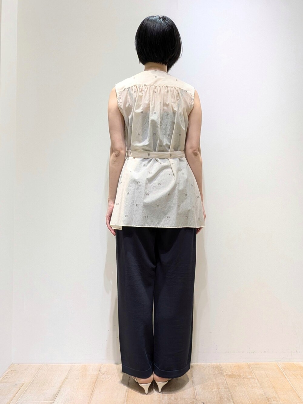 グレー系のその他パンツ、ベージュ系のシャツ/ブラウスを着用したレディースの夏コーディネートの4枚目の写真