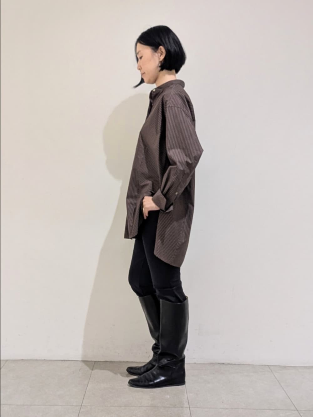 ブラウン系のシャツ/ブラウス、ブラック系のその他パンツ、シルバー系のネックレスを着用したレディースの夏コーディネートの4枚目の写真