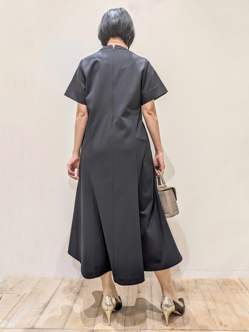 ブラック系のワンピースを着用したレディースの春コーディネートの3枚目の写真