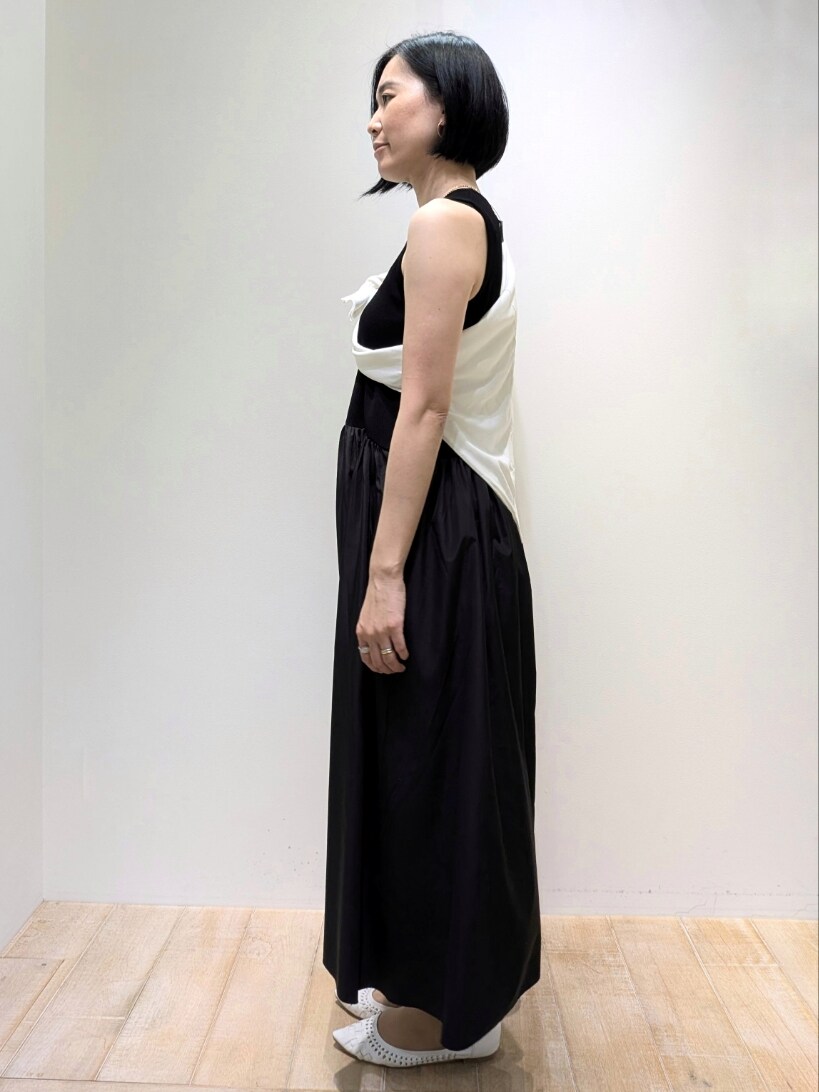 ブラック系のワンピース、ホワイト系のカーディガン/ボレロを着用したレディースの夏コーディネートの3枚目の写真