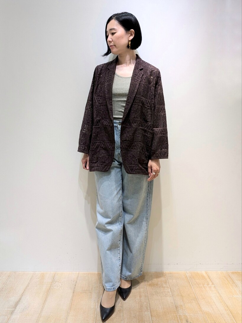 ブラウン系のテーラードジャケット、ベージュ系のタンクトップ、ブルー系のデニムパンツを着用したレディースの夏コーディネートの5枚目の写真