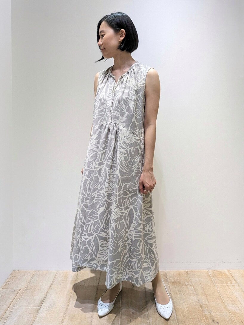 グレー系のカーディガン/ボレロ、グレー系のワンピースを着用したレディースの春コーディネートの2枚目の写真