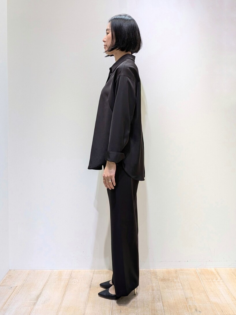 ブラック系のシャツ/ブラウス、ブラック系のスラックスを着用したレディースの秋コーディネートの3枚目の写真