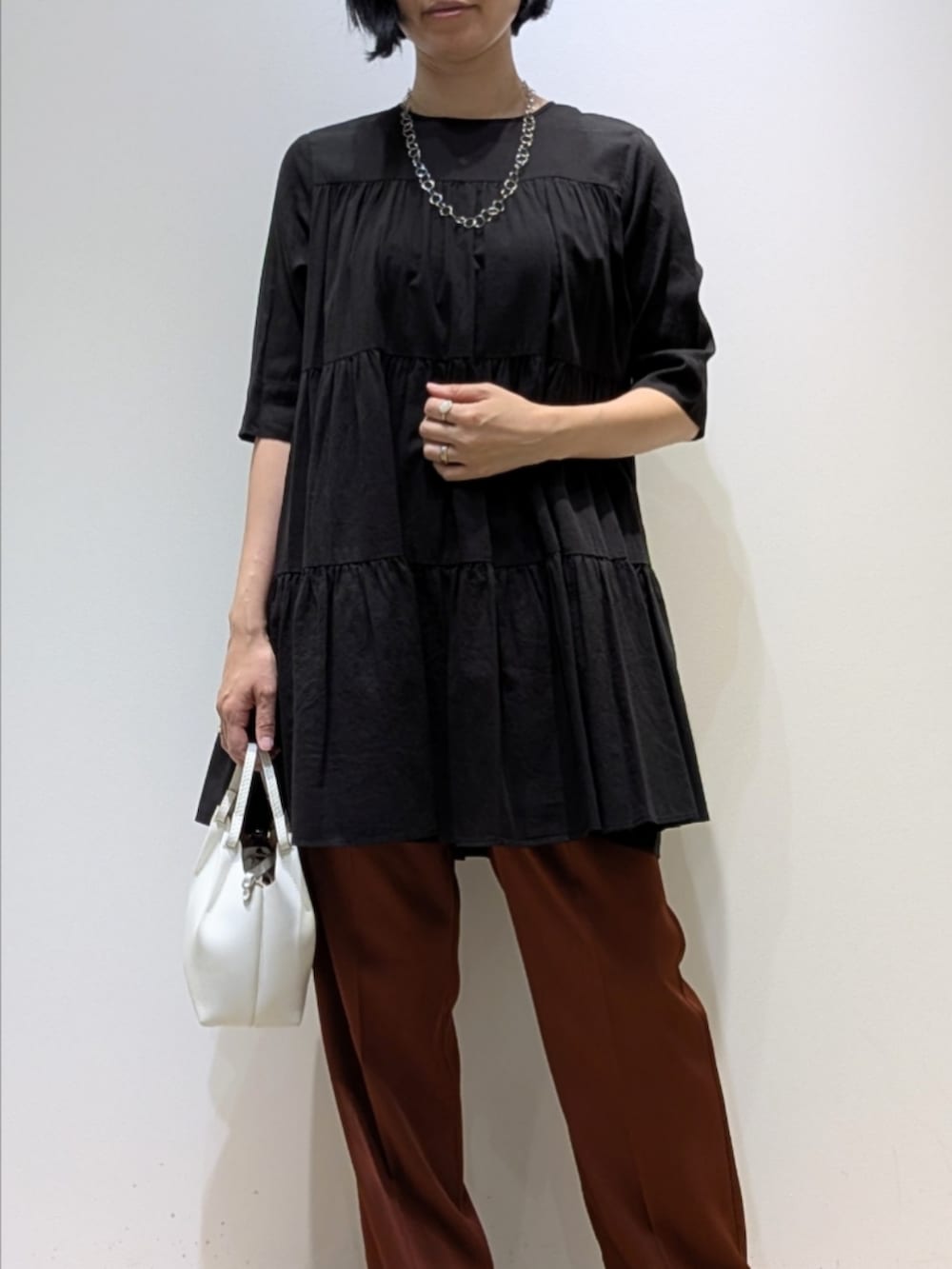 ブラック系のシャツ/ブラウス、ブラウン系のその他パンツを着用したレディースの夏コーディネートの2枚目の写真