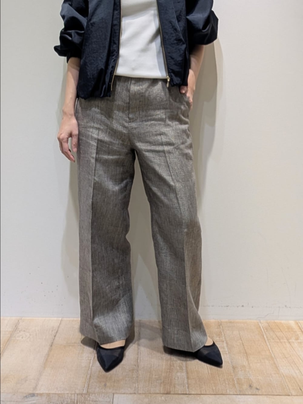 ブルー系のブルゾン、ホワイト系のタンクトップ、ベージュ系のその他パンツを着用したレディースの春コーディネートの3枚目の写真