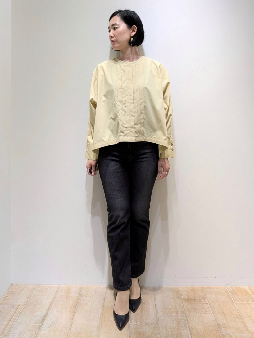 イエロー系のシャツ/ブラウス、ブラック系のその他パンツを着用したレディースの秋コーディネートの5枚目の写真