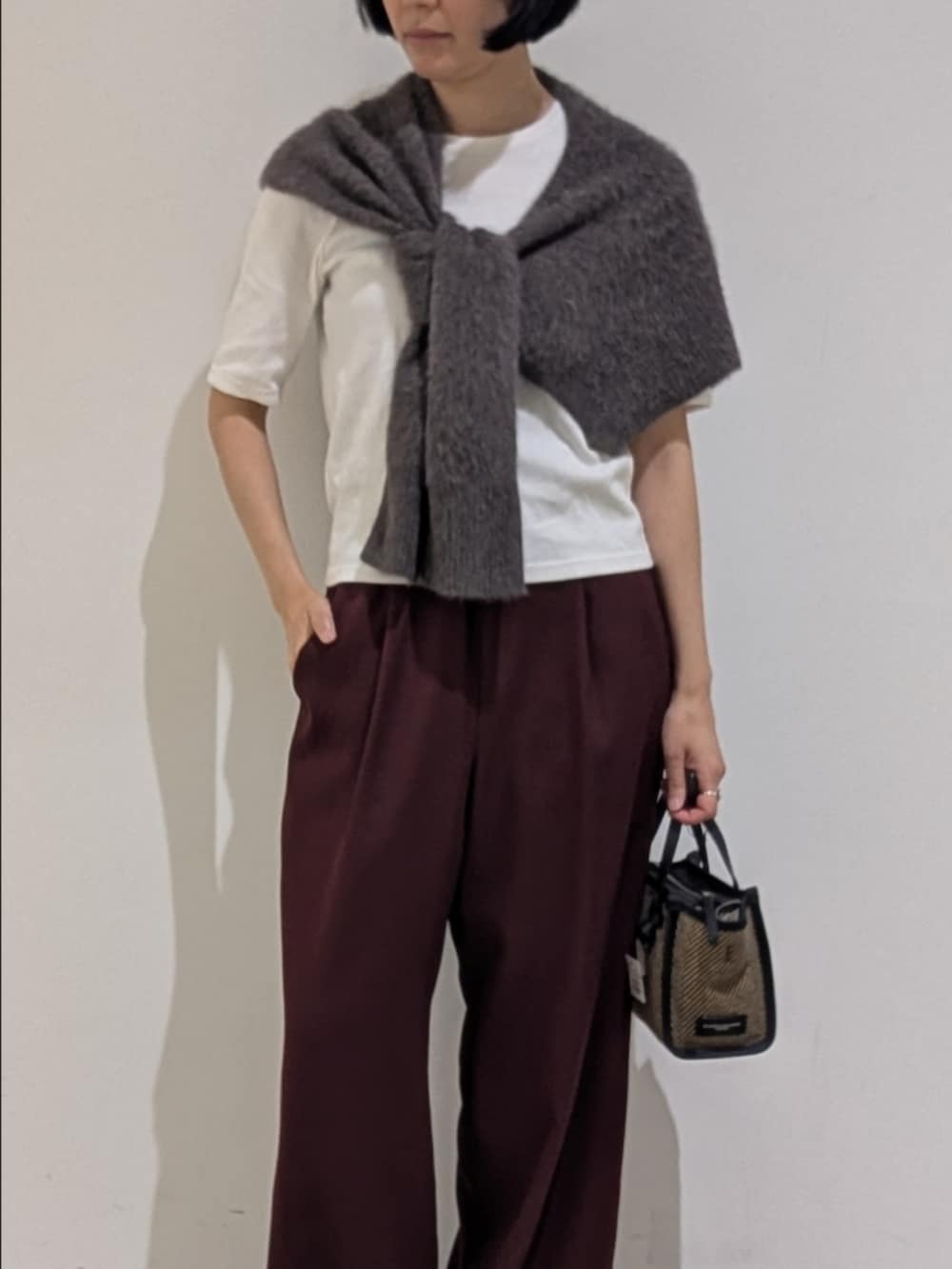ホワイト系のTシャツ/カットソー、レッド系のその他パンツ、ブラウン系のストール/ショールを着用したレディースの夏コーディネートの2枚目の写真