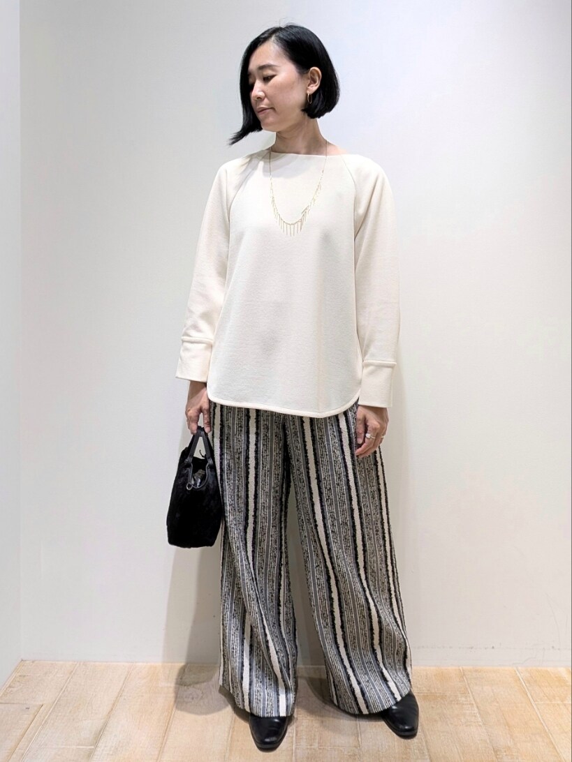 ブラック系のその他パンツ、ホワイト系のシャツ/ブラウスを着用したレディースの秋コーディネートの4枚目の写真