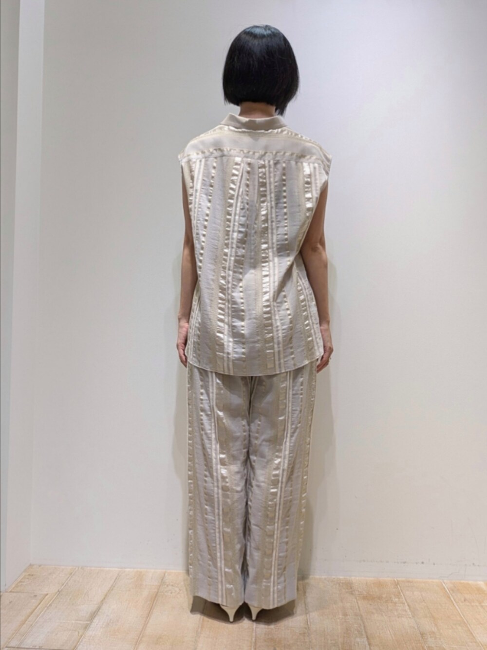 ベージュ系のシャツ/ブラウス、ベージュ系のその他パンツを着用したレディースの夏コーディネートの6枚目の写真