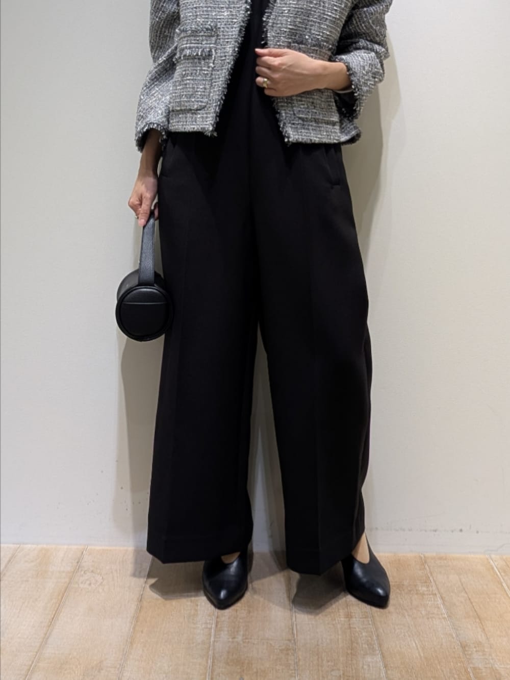 ブラック系のテーラードジャケット、ホワイト系のTシャツ/カットソー、ブラック系のつなぎ/オールインワンを着用したレディースの春コーディネートの3枚目の写真