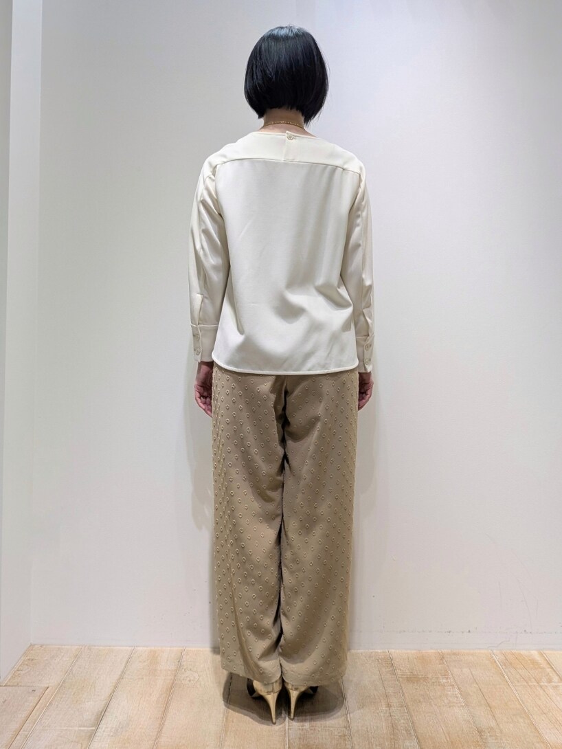 ホワイト系のシャツ/ブラウス、ベージュ系のその他パンツを着用したレディースの冬コーディネートの3枚目の写真
