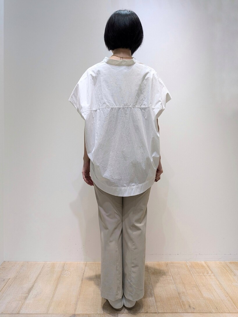 ホワイト系のシャツ/ブラウス、ベージュ系のその他パンツを着用したレディースの夏コーディネートの3枚目の写真