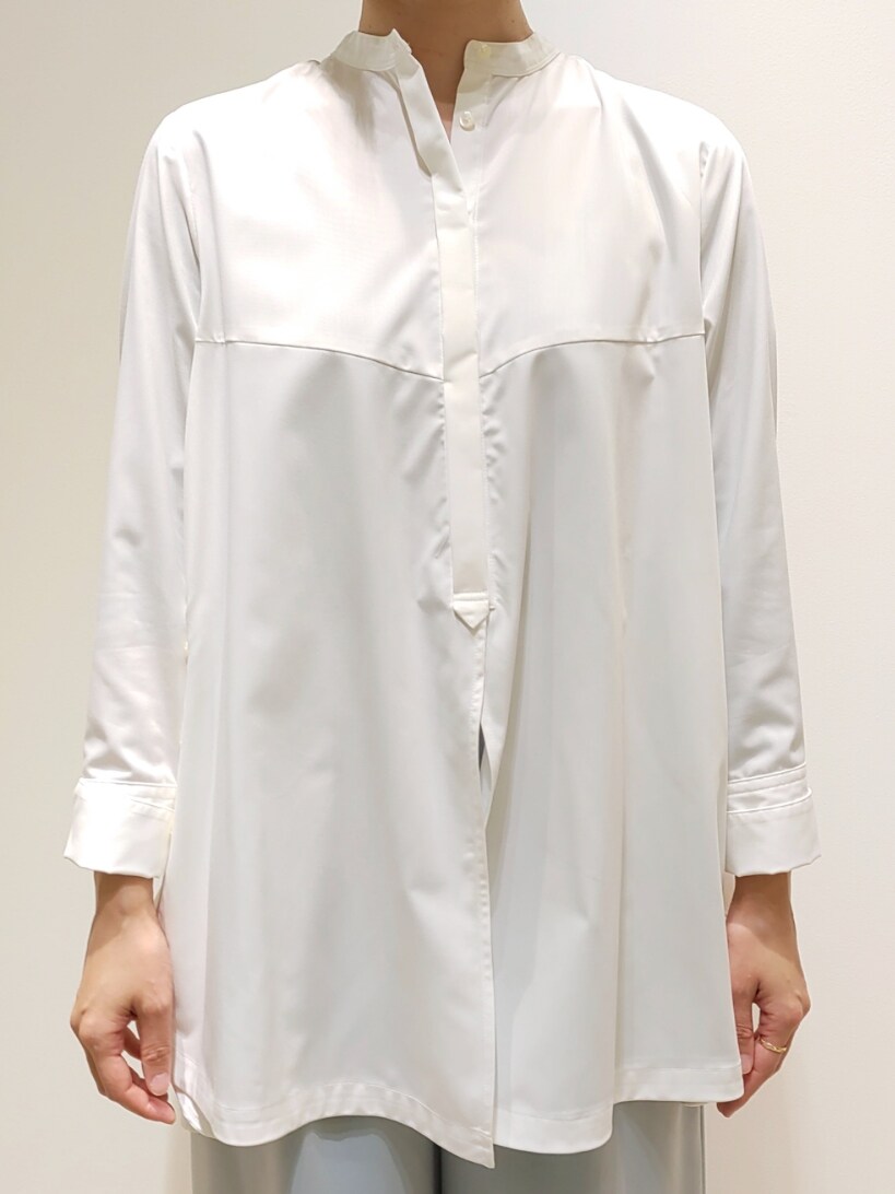 ホワイト系のシャツ/ブラウス、ブルー系のその他パンツを着用したレディースの冬コーディネートの2枚目の写真