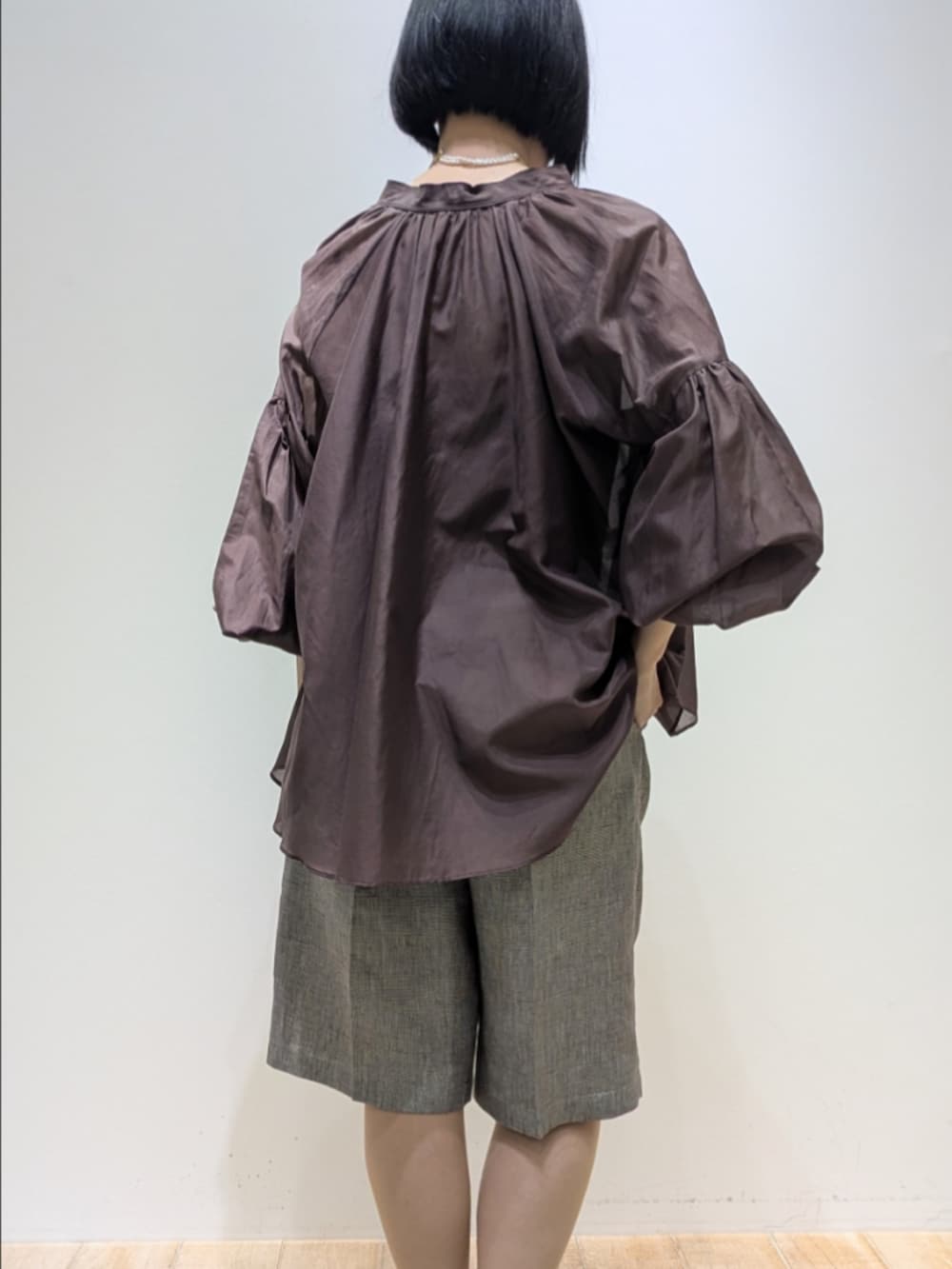 ブラウン系のシャツ/ブラウス、ベージュ系のその他パンツ、ゴールド系のチョーカーを着用したレディースの春コーディネートの4枚目の写真