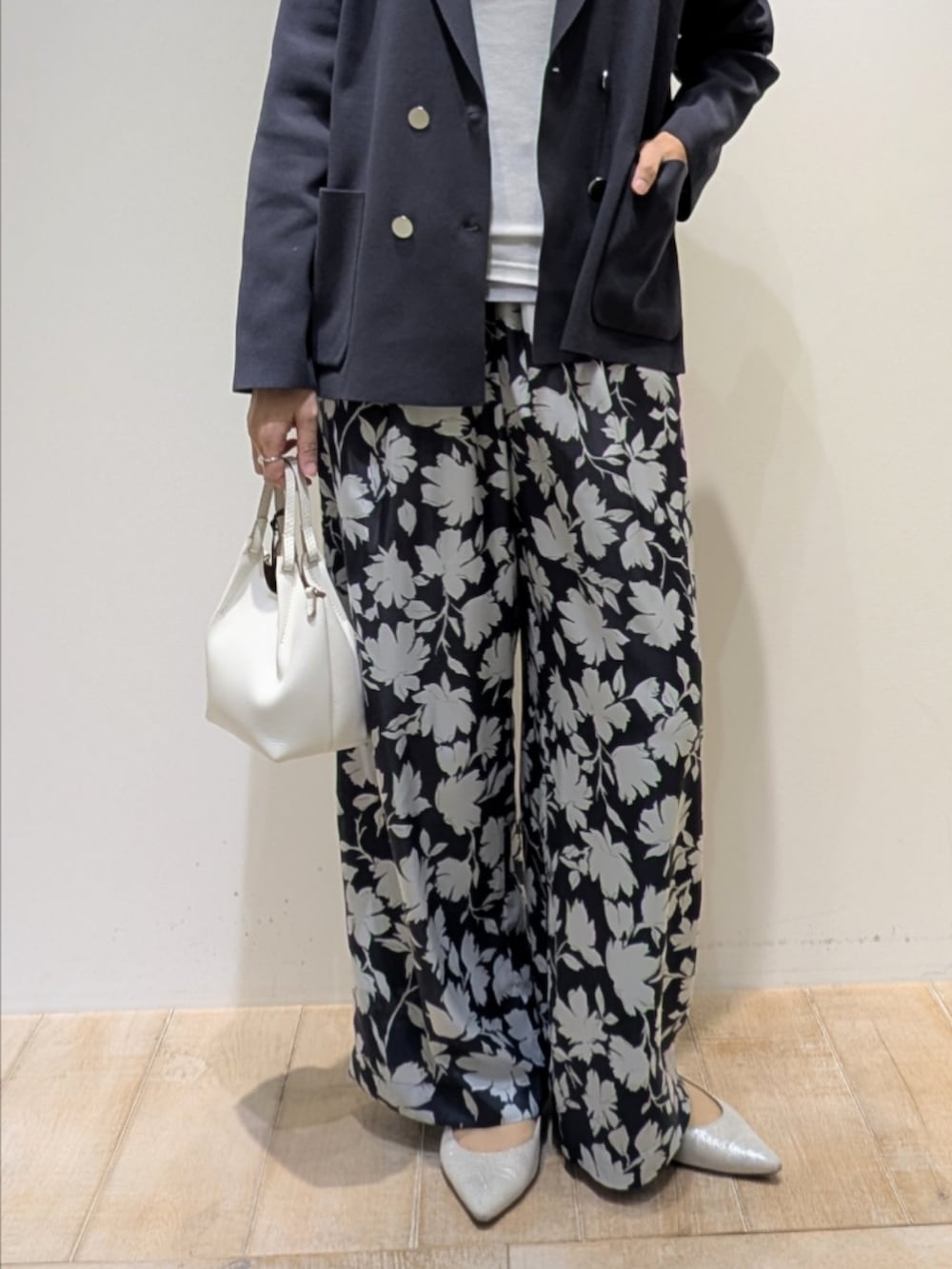 グレー系のテーラードジャケット、ホワイト系のTシャツ/カットソー、グレー系のその他パンツを着用したレディースの冬コーディネートの3枚目の写真