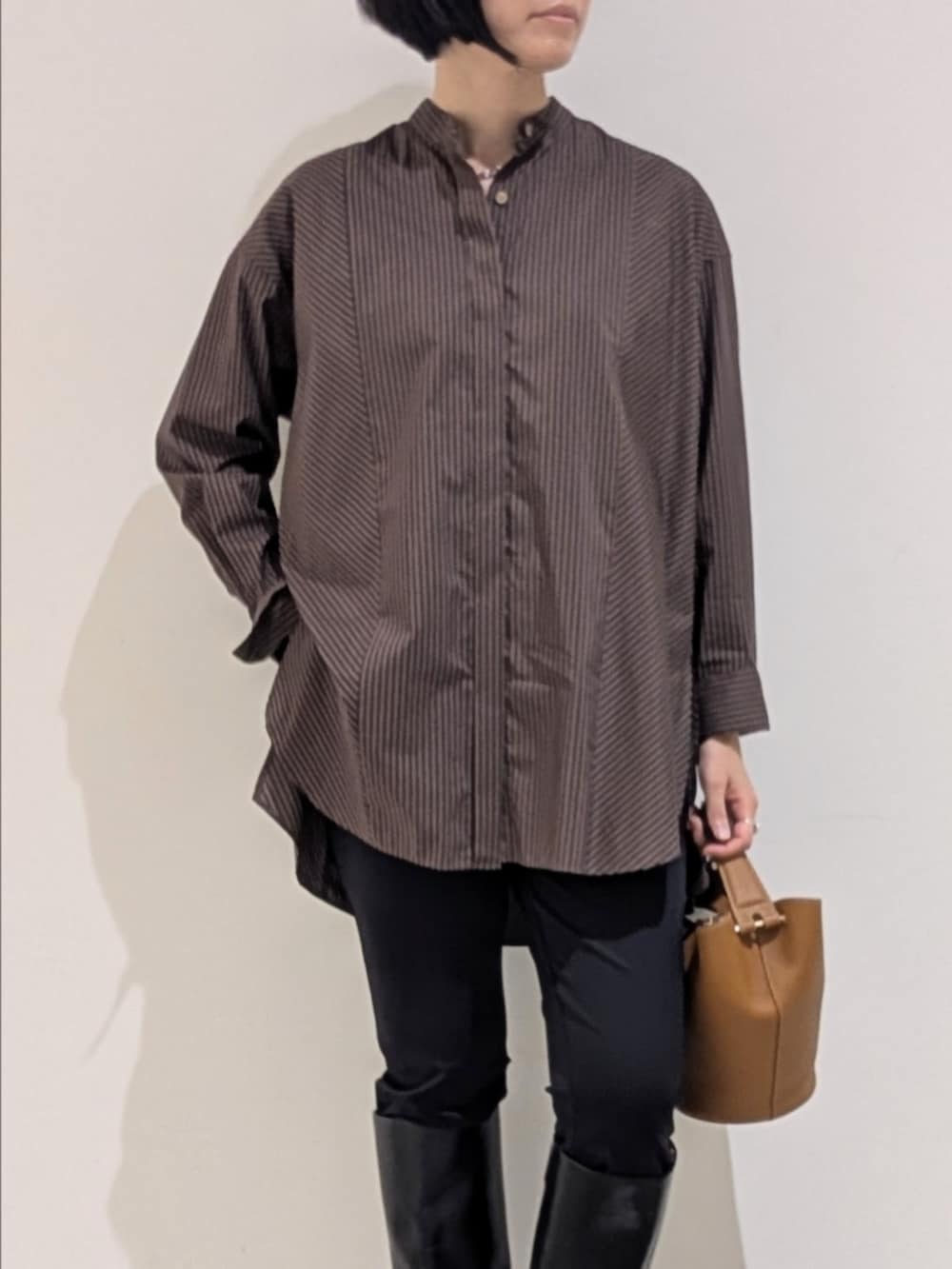 ブラウン系のシャツ/ブラウス、ブラック系のその他パンツ、シルバー系のネックレスを着用したレディースの夏コーディネートの2枚目の写真