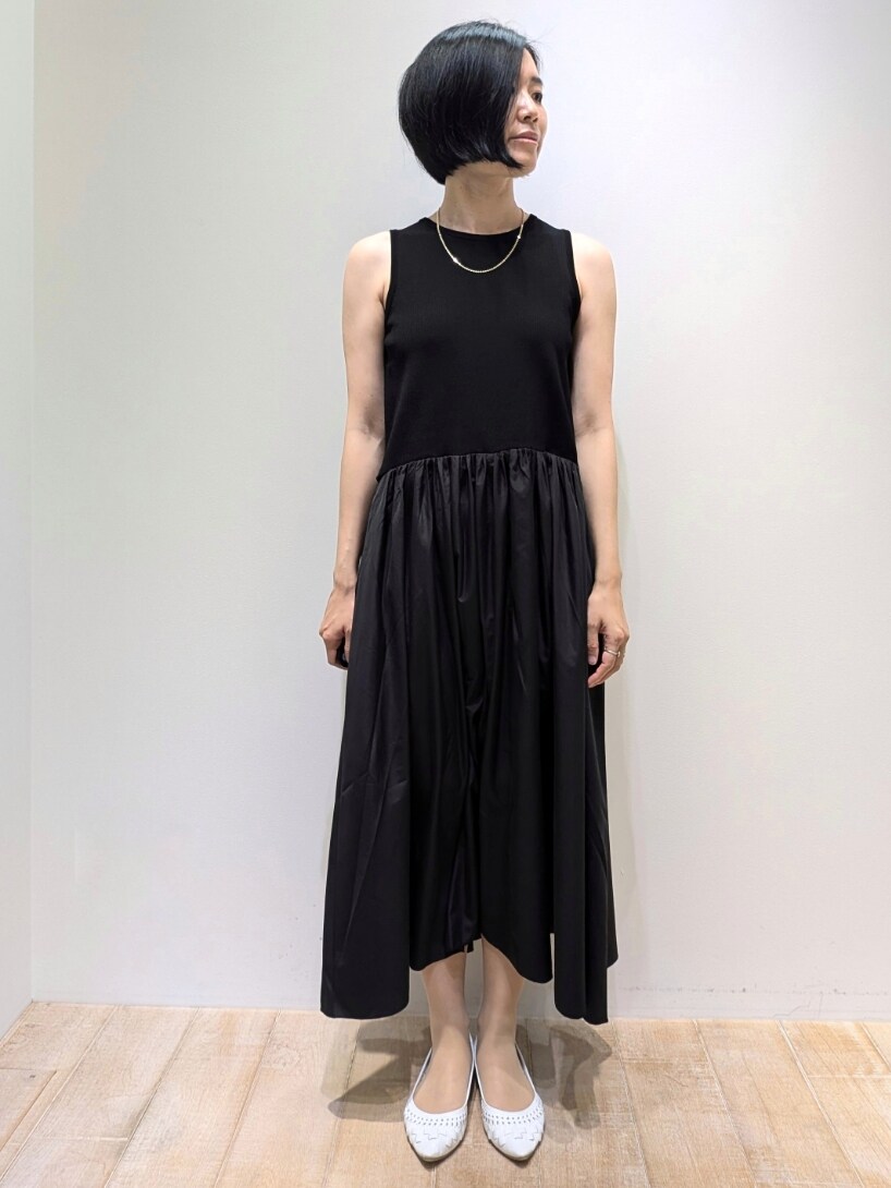 ブラック系のワンピース、ホワイト系のカーディガン/ボレロを着用したレディースの夏コーディネートの6枚目の写真