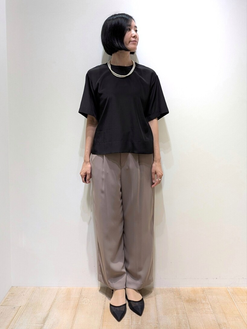 ブラック系のTシャツ/カットソー、ブラウン系のスラックスを着用したレディースの秋コーディネートの4枚目の写真