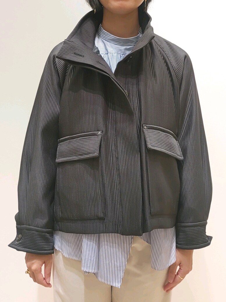 グレー系のブルゾン、ブルー系のシャツ/ブラウス、ホワイト系のその他パンツを着用したレディースの秋コーディネートの2枚目の写真