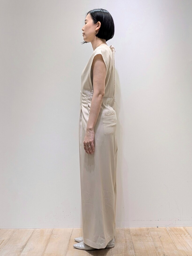 ホワイト系のサロペット/オーバーオール、グレー系のタンクトップを着用したレディースの春コーディネートの4枚目の写真