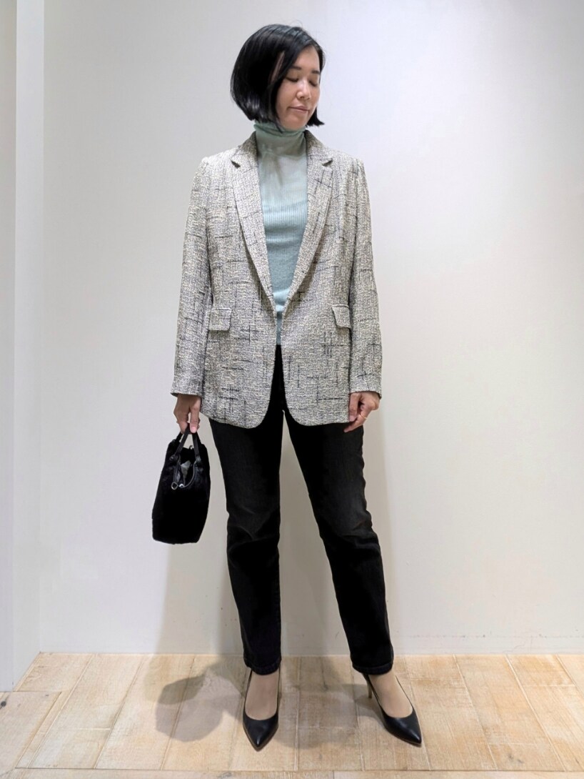 グリーン系のニット/セーター、ブラック系のテーラードジャケット、ブラック系のその他パンツを着用したレディースの秋コーディネートの4枚目の写真