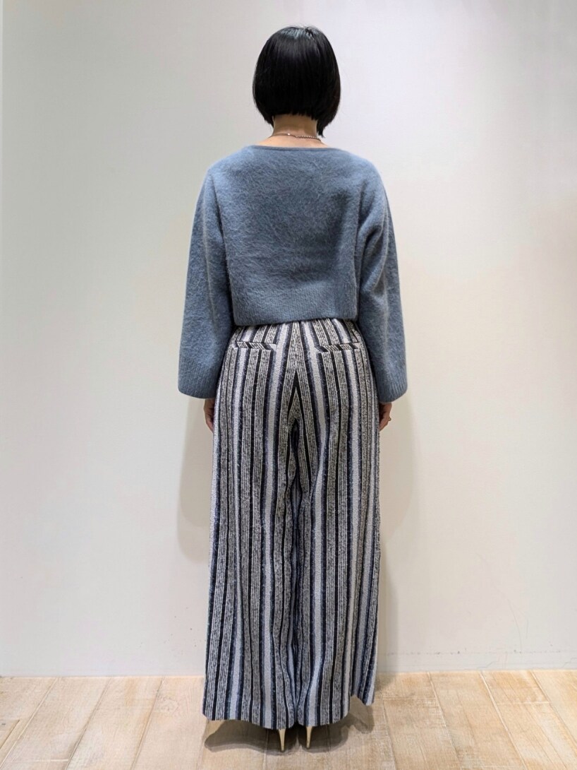 ブルー系のニット/セーター、ブルー系のその他パンツを着用したレディースの冬コーディネートの3枚目の写真