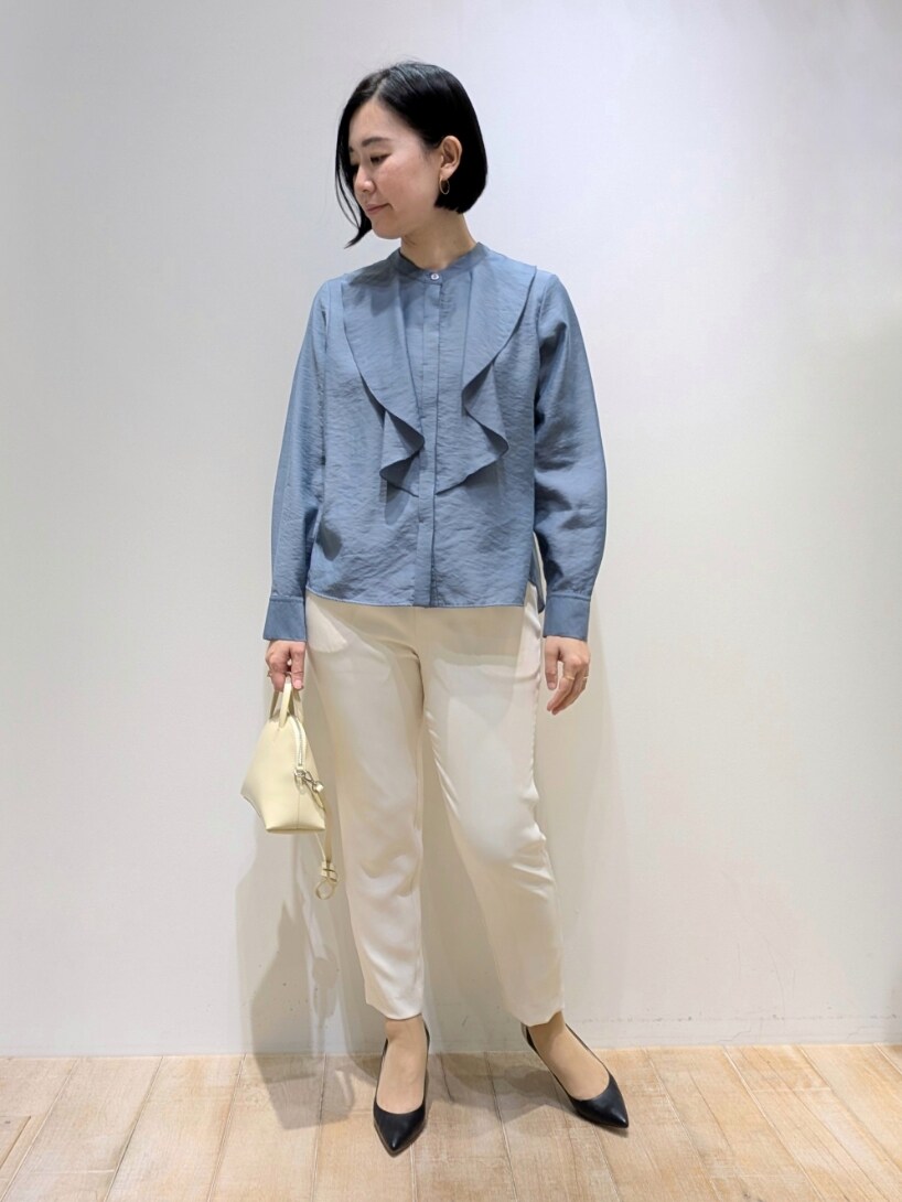 ブルー系のシャツ/ブラウス、ホワイト系のスラックスを着用したレディースの春コーディネートの4枚目の写真