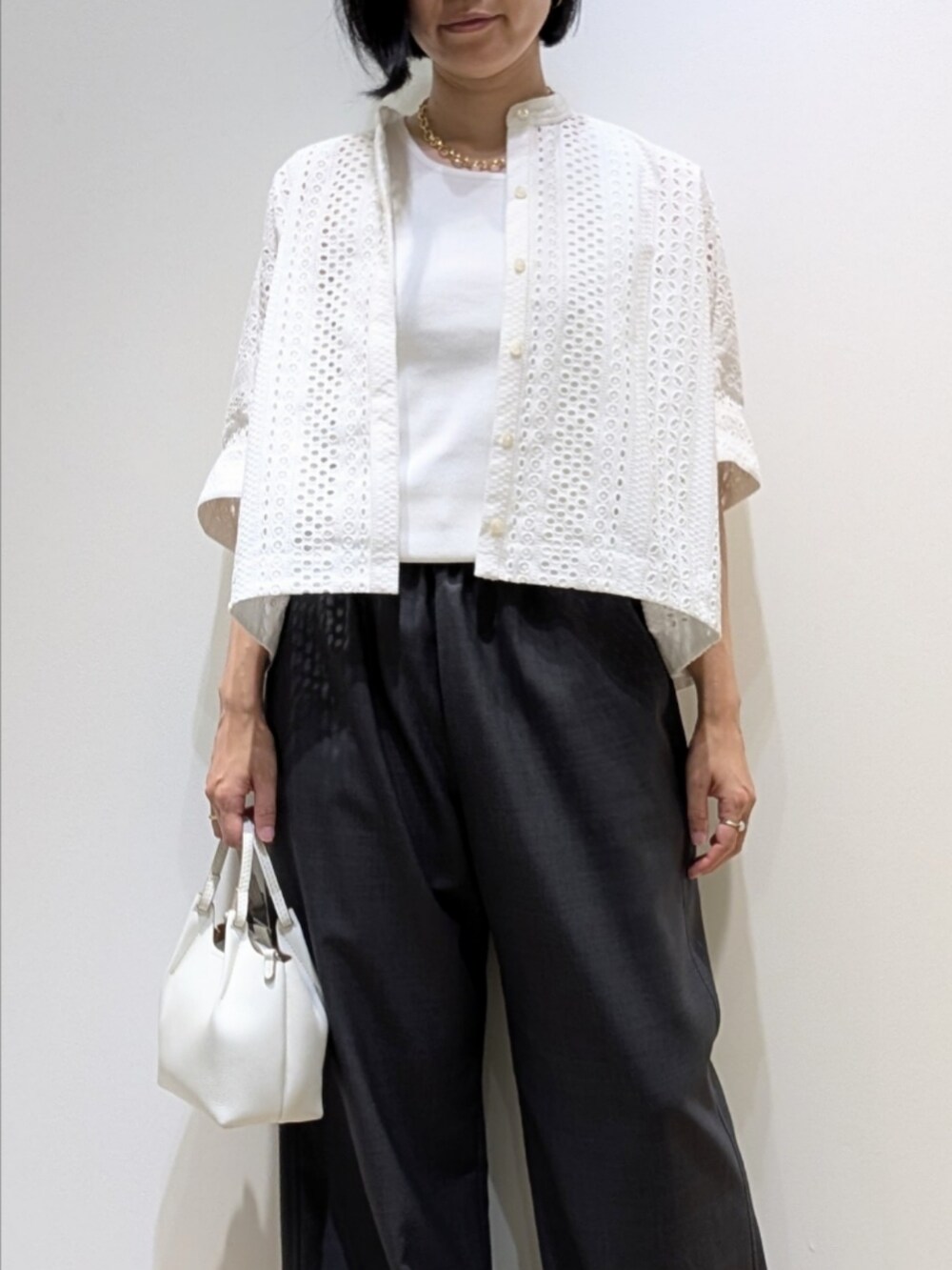 ホワイト系のタンクトップ、グレー系のその他パンツ、ホワイト系のシャツ/ブラウスを着用したレディースの夏コーディネートの2枚目の写真