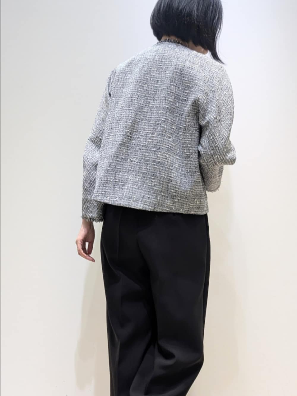 ブラック系のテーラードジャケット、ホワイト系のTシャツ/カットソー、ブラック系のつなぎ/オールインワンを着用したレディースの春コーディネートの5枚目の写真