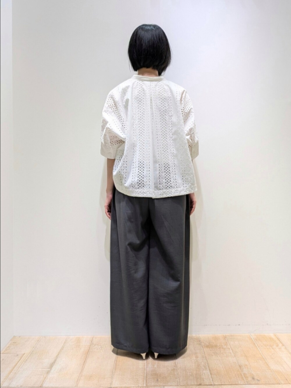 ホワイト系のタンクトップ、グレー系のその他パンツ、ホワイト系のシャツ/ブラウスを着用したレディースの夏コーディネートの5枚目の写真