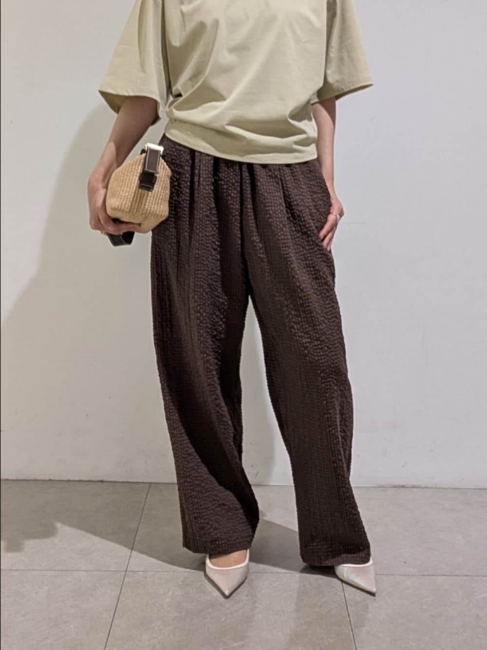 グリーン系のTシャツ/カットソー、ブラウン系のその他パンツ、ホワイト系のネックレスを着用したレディースの夏コーディネートの3枚目の写真
