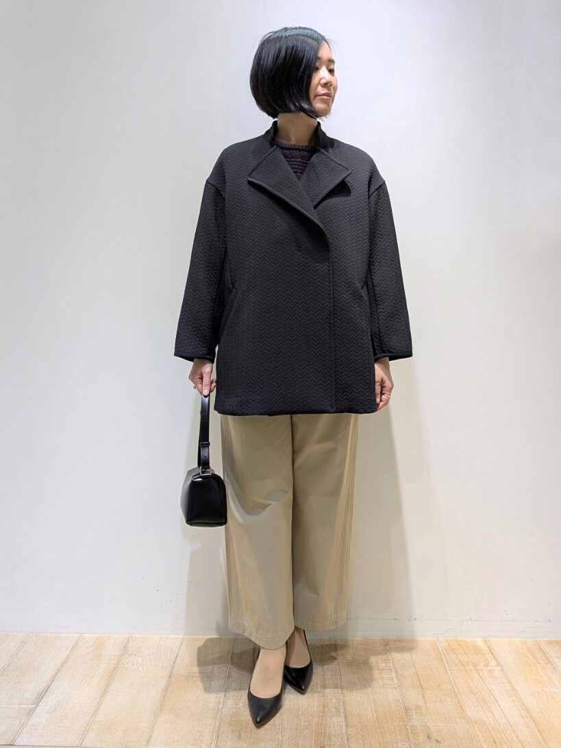 グリーン系のその他パンツ、ブルー系のトレンチコート、グレー系のニット/セーターを着用したレディースの冬コーディネートの4枚目の写真