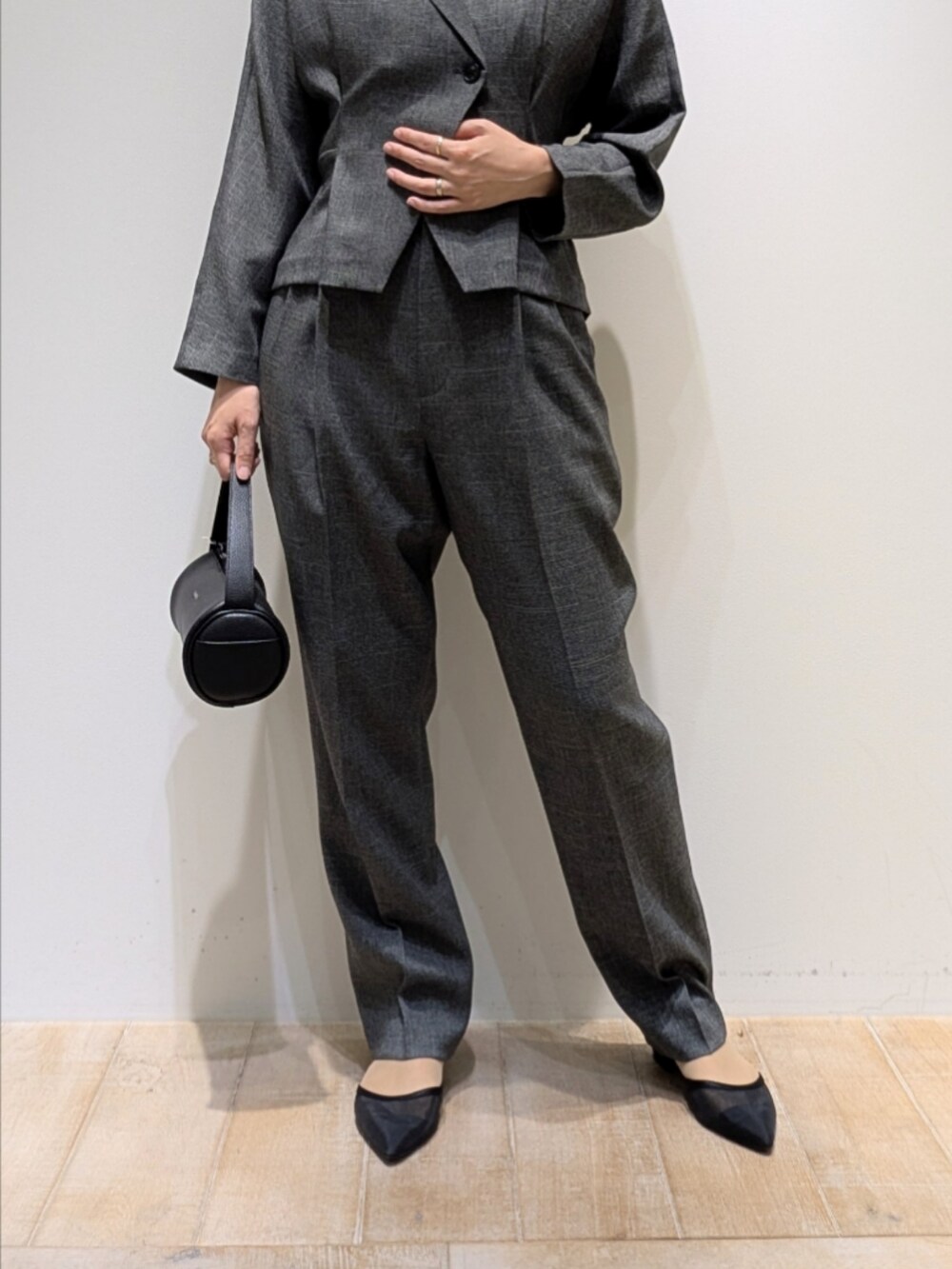 グレー系のその他パンツ、グレー系のテーラードジャケット、シルバー系のチョーカーを着用したレディースの秋コーディネートの3枚目の写真