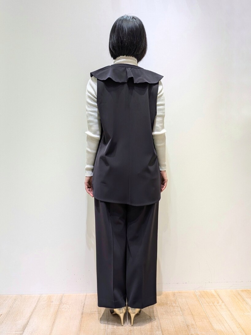 ブルー系のベスト、ブルー系のスラックス、ホワイト系のニット/セーターを着用したレディースの冬コーディネートの3枚目の写真