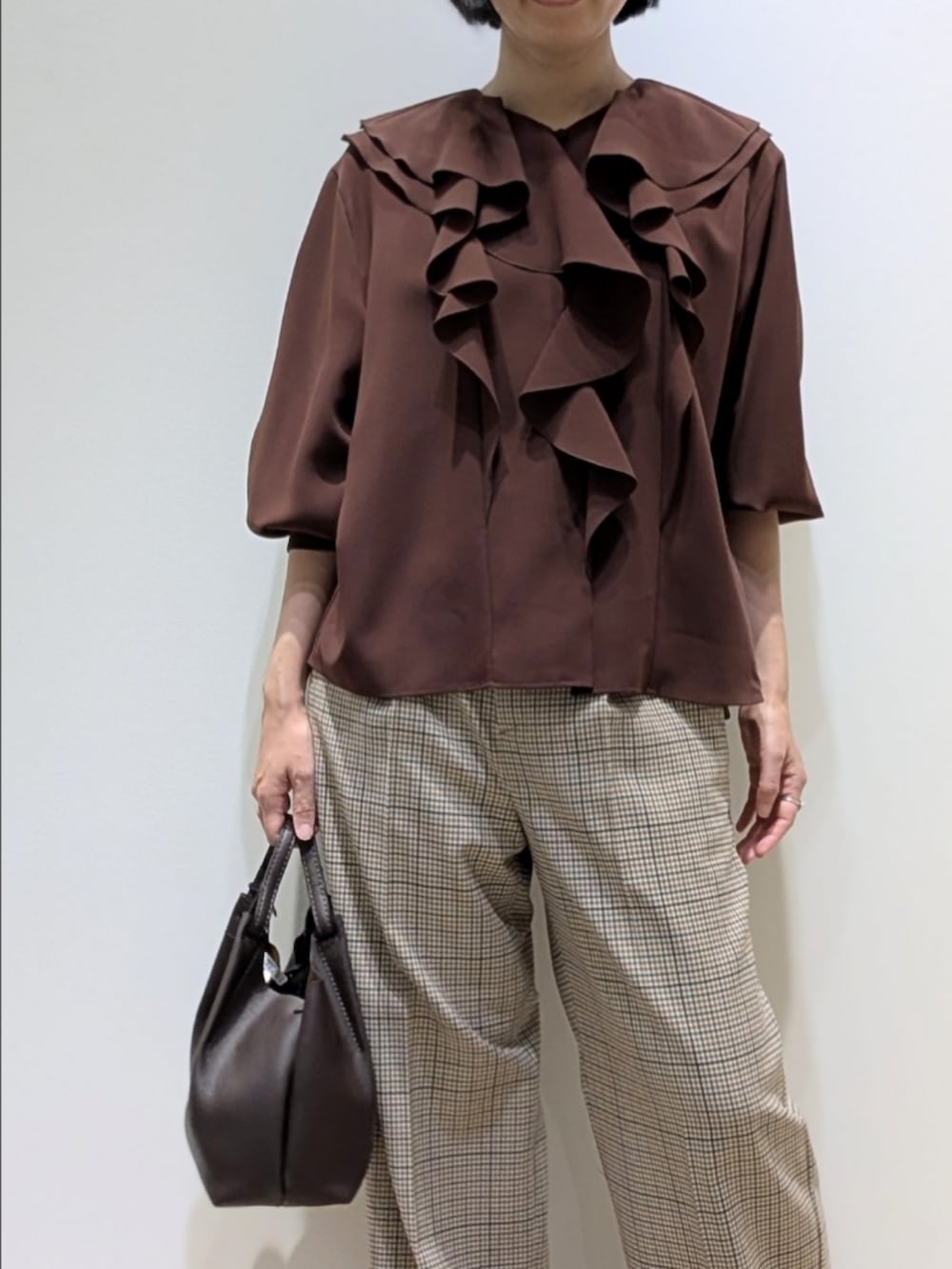 レッド系のシャツ/ブラウス、ベージュ系のその他パンツを着用したレディースの秋コーディネートの2枚目の写真