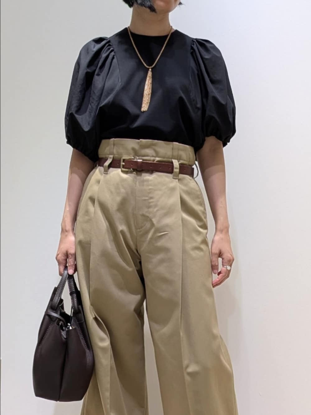 ブラック系のTシャツ/カットソー、ベージュ系のその他パンツ、ゴールド系のネックレスを着用したレディースの夏コーディネートの2枚目の写真