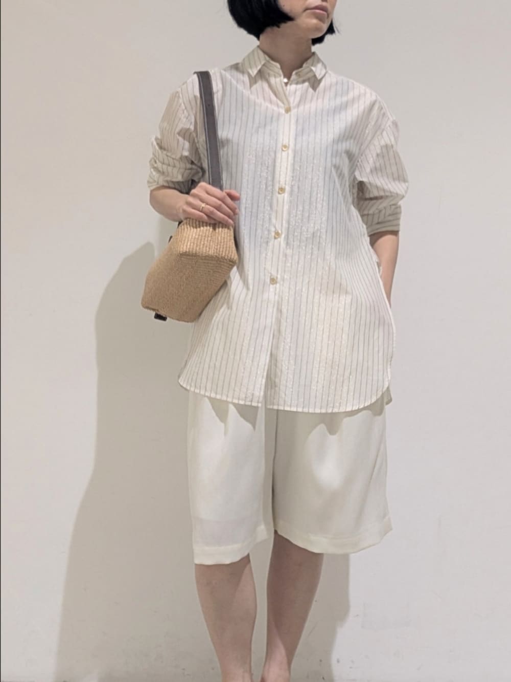 ホワイト系のシャツ/ブラウス、ホワイト系のその他パンツ、ゴールド系のネックレスを着用したレディースの夏コーディネートの2枚目の写真