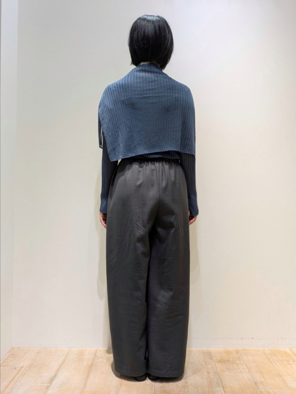 ブルー系のニット/セーター、グレー系のその他パンツ、シルバー系のトートバッグを着用したレディースの秋コーディネートの5枚目の写真