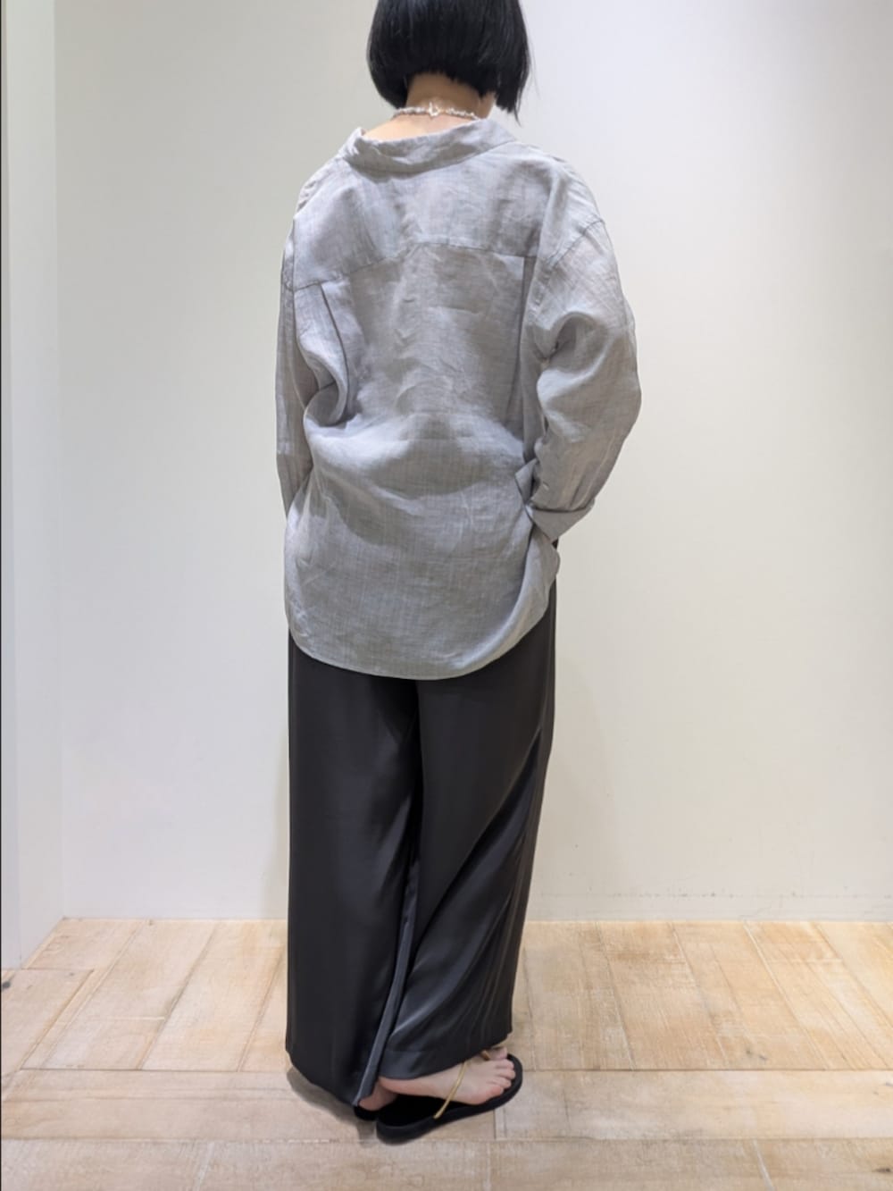パープル系のシャツ/ブラウス、グレー系のその他パンツ、ホワイト系のタンクトップを着用したレディースの春コーディネートの5枚目の写真